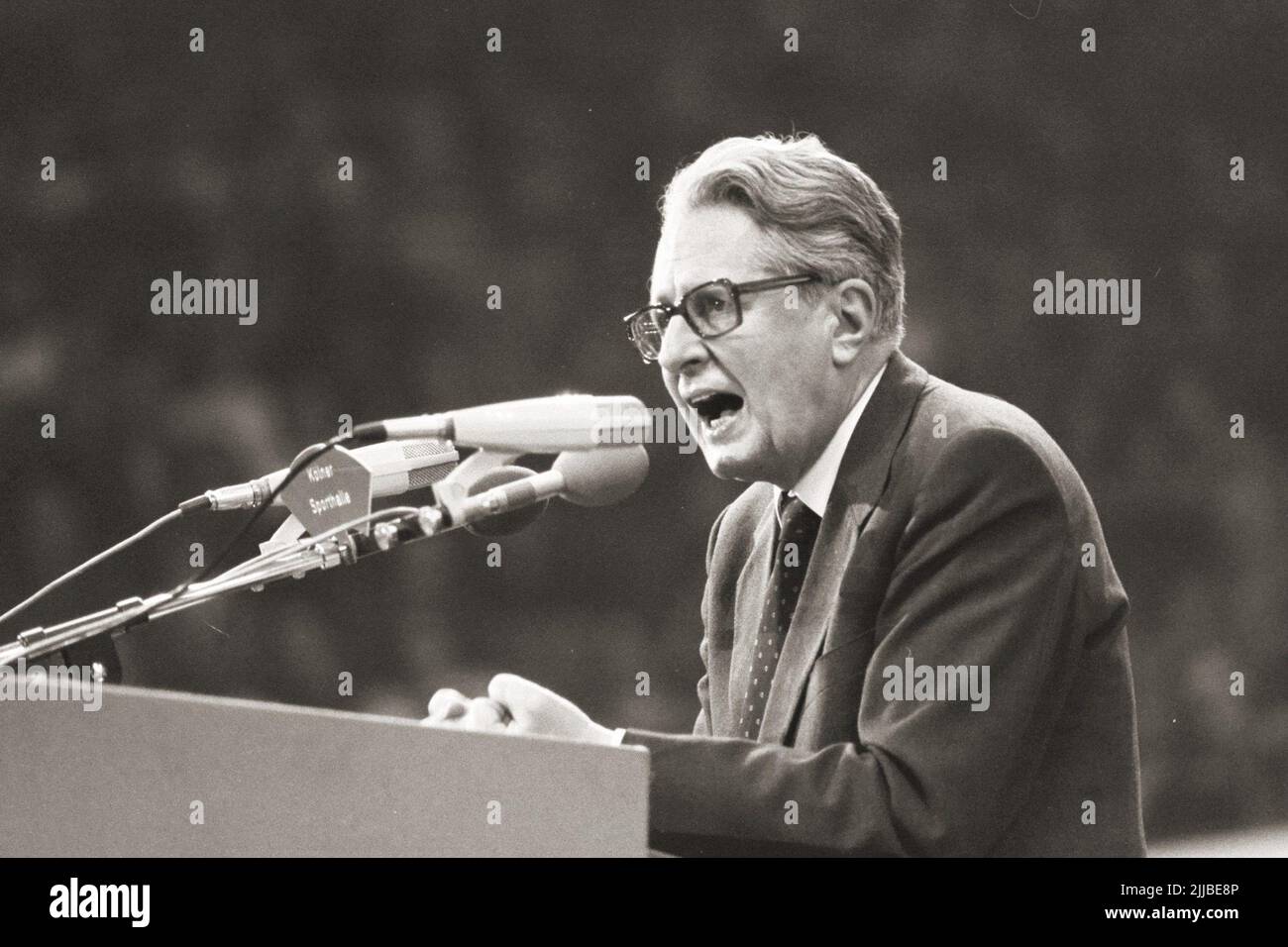 Der deutsche SPD Politiker Hans-Jochen Vogel hält eine Rede während einer SPD-Pressekonferenz 1983 in Köln. Stockfoto