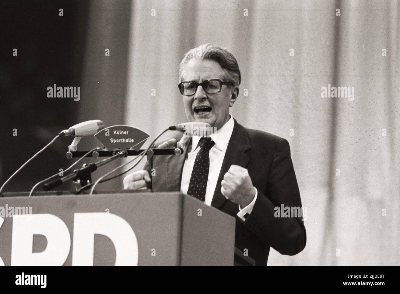 Der deutsche SPD Politiker Hans-Jochen Vogel hält eine Rede während einer SPD-Pressekonferenz 1983 in Köln. Stockfoto