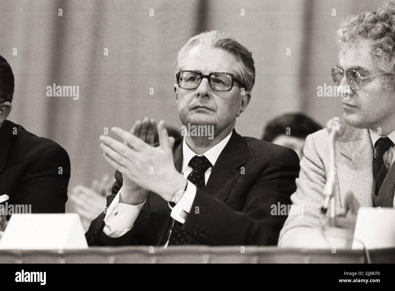Der deutsche SPD Politiker Hans-Jochen Vogel hält eine Rede während einer SPD-Pressekonferenz 1983 in Köln. Stockfoto