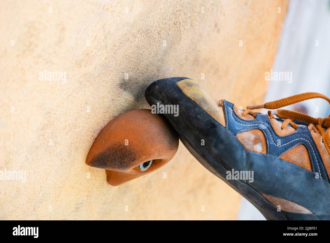 Nahaufnahme des Kletterschuhetrainings in künstlicher Kletterwand im Freien. Kletterdetails. Stockfoto