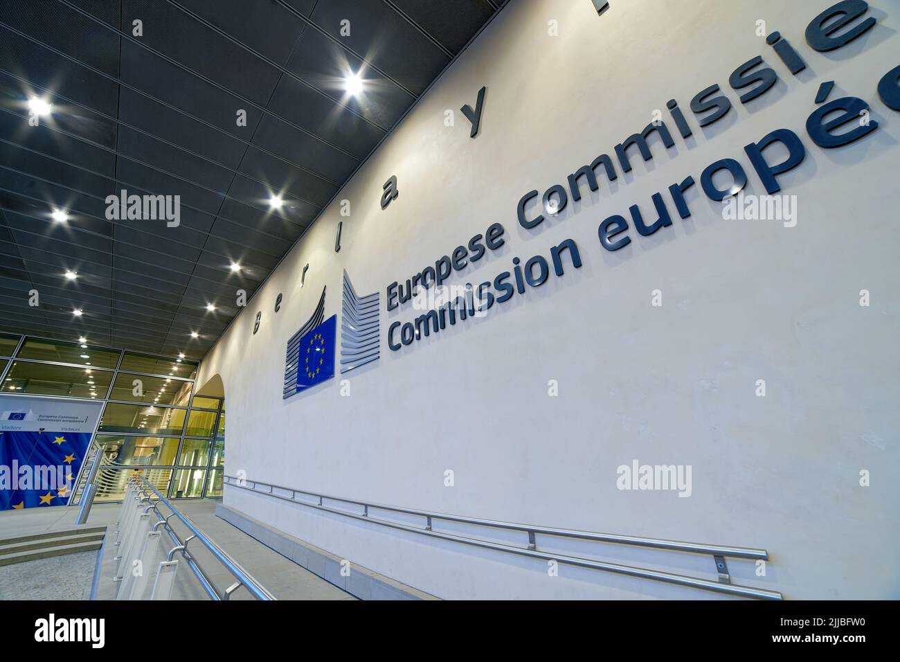 Logo der Europäischen Kommission an der Fassade des Berlaymont-Gebäudes, Sitz der EG. Stockfoto