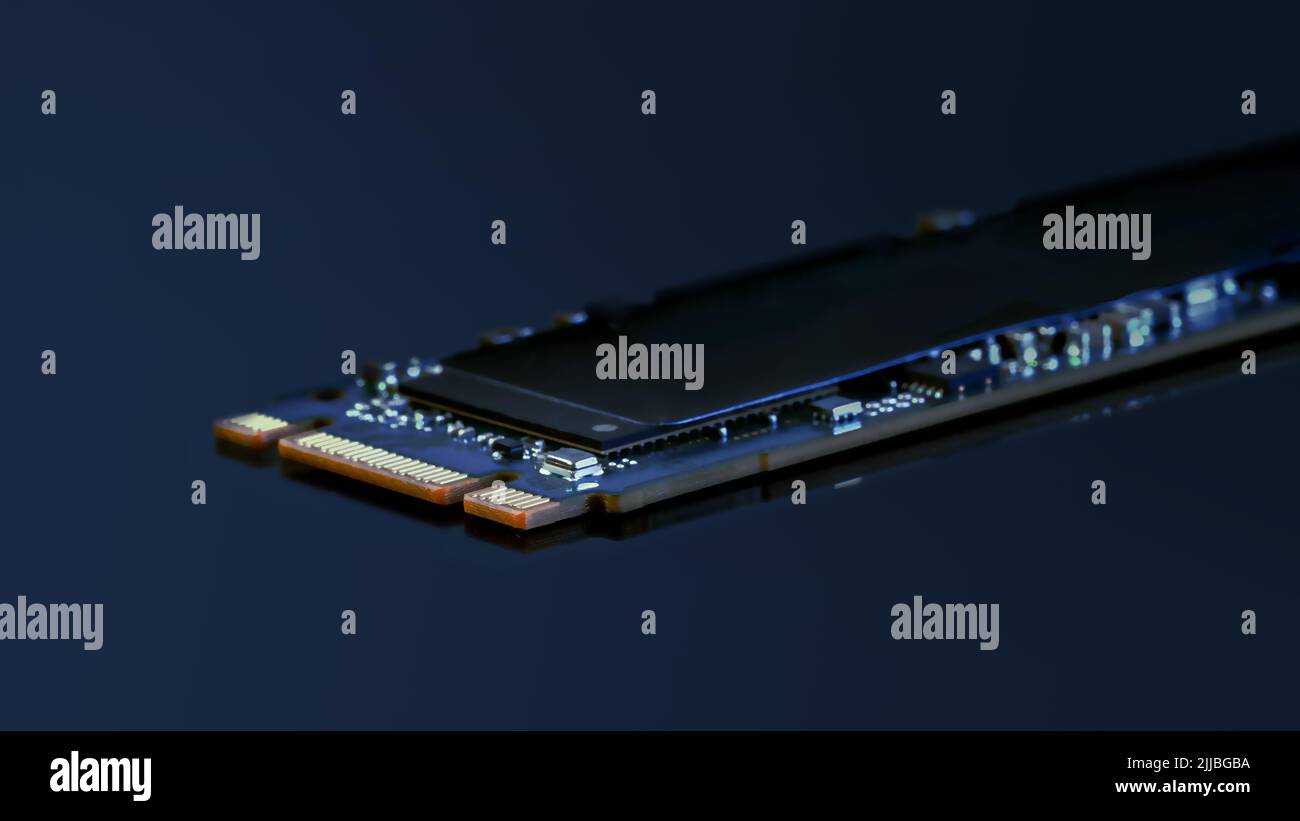 Nahaufnahme der SSD m2-Festplatte auf dunkelblauem Hintergrund. Solid-State-Laufwerk oder ssd sata m2 B und M-Tasten, selektiver Fokus auf den Vordergrund Stockfoto