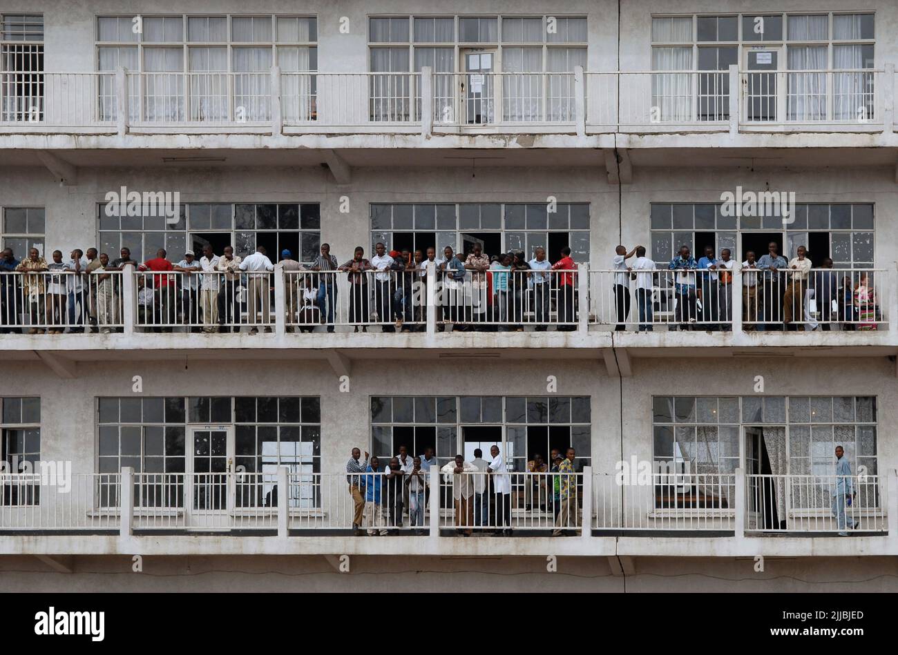 Kongolesische Studenten stehen auf den Balkonen der Universität Goma in der Provinz Nord-Kivu, DR Kongo, Afrika Stockfoto