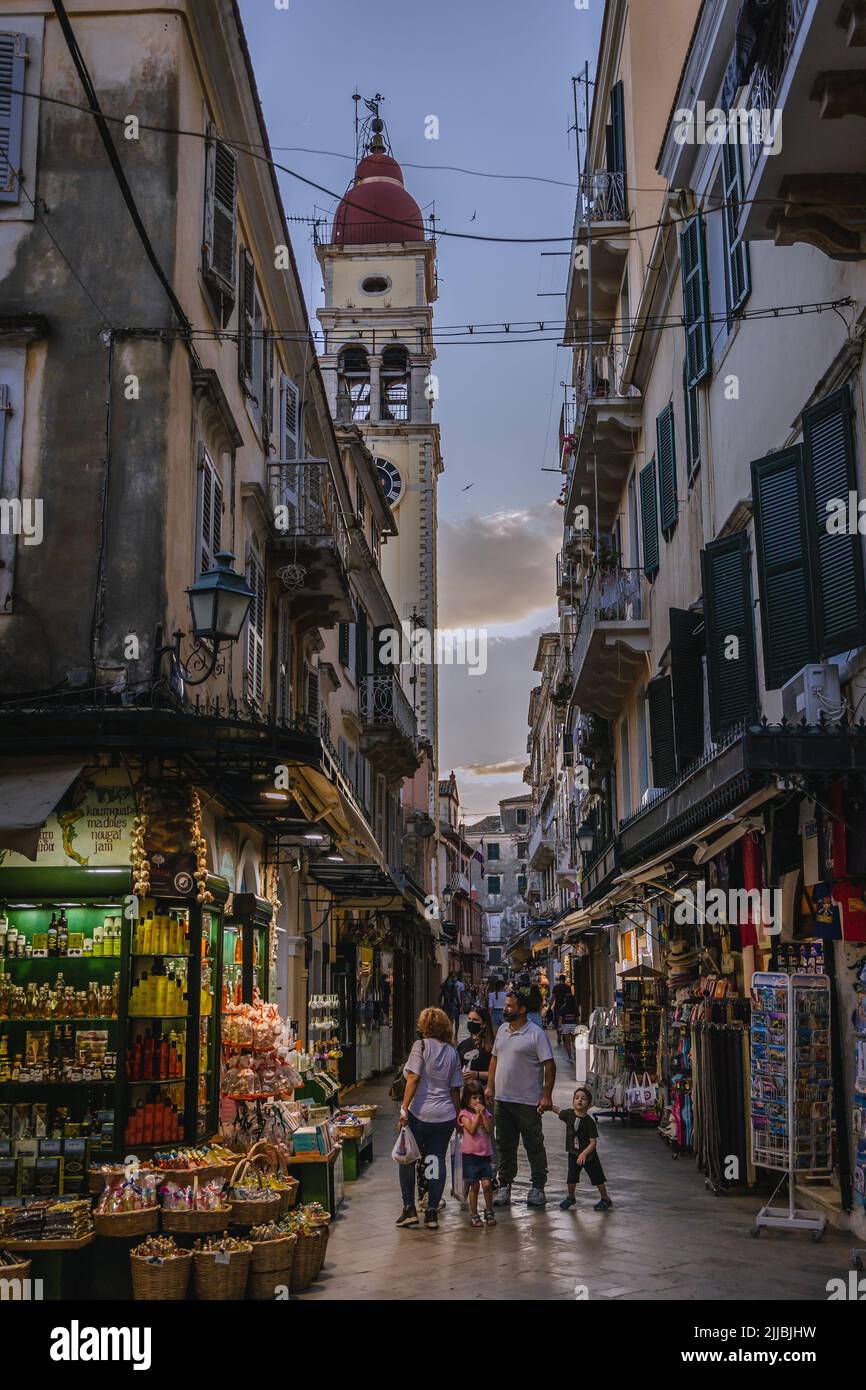 Altstadt von Korfu Stadt auf der Insel Korfu, Ionische Inseln, Griechenland, Blick mit Turm der St. Spyridon Kirche Stockfoto