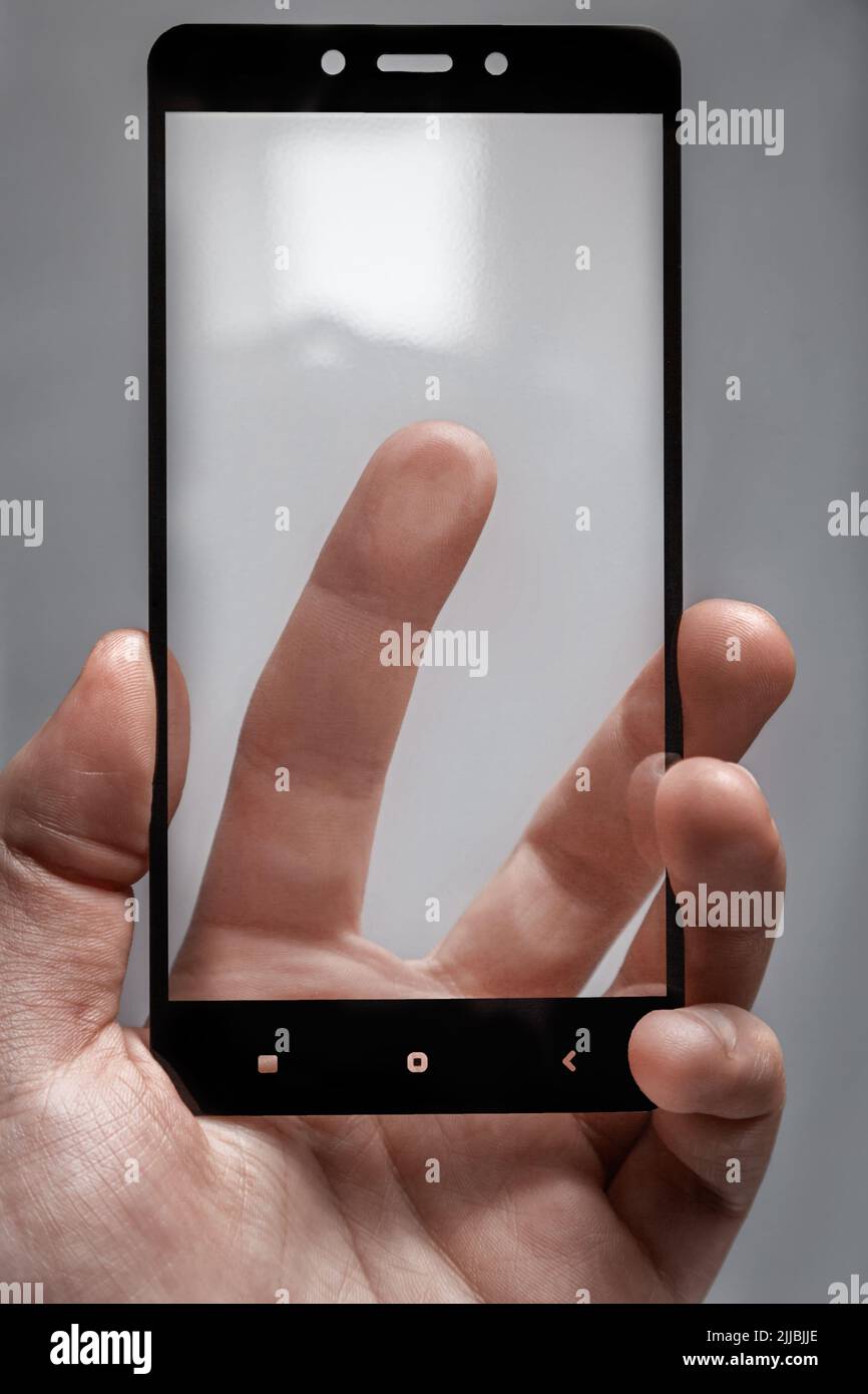 Schutzglas für das Telefon in männlicher Hand und Finger, die die Bildschirmoberfläche berühren. Stockfoto