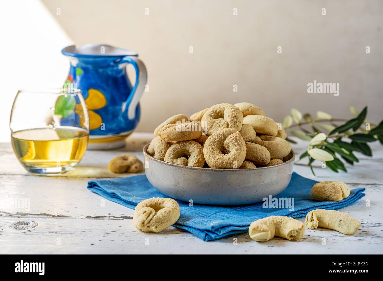 Süße italienische Kekse Taralli mit Weißwein, Zucker, Olivenöl, Eiern und Mehl Stockfoto
