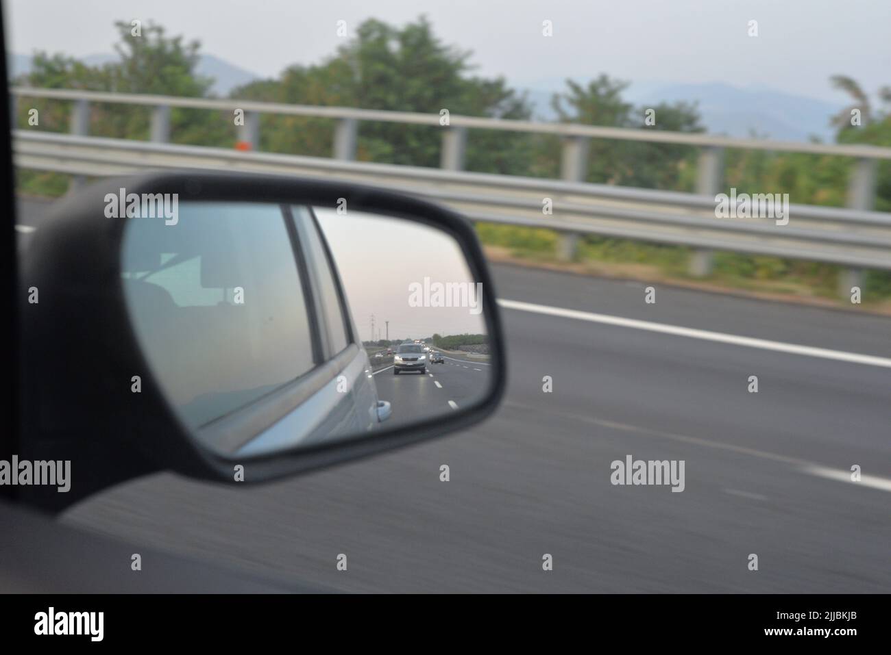 Blick auf ein Fenster mit Seitenansicht des Fahrzeugs Stockfoto
