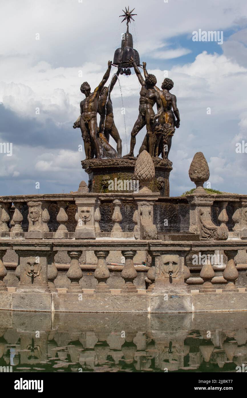 Ein Blick auf die zentralen Statuen, Brunnen der Mauren in den