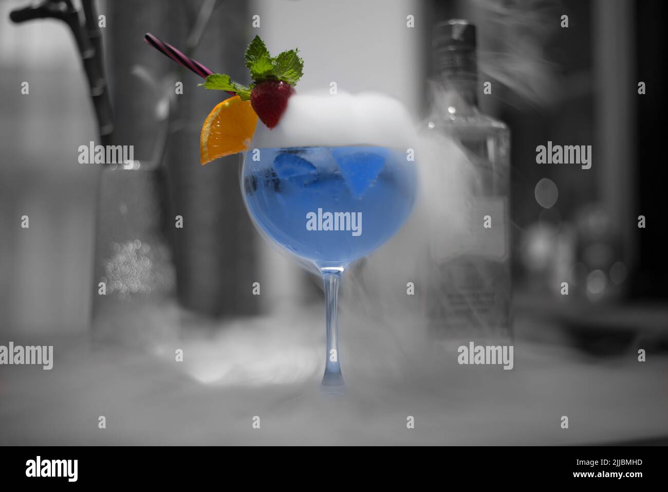 Entspannender Abend mit einem speziellen blauen Cocktail mit Freunden. Magischer Cocktail. Stockfoto