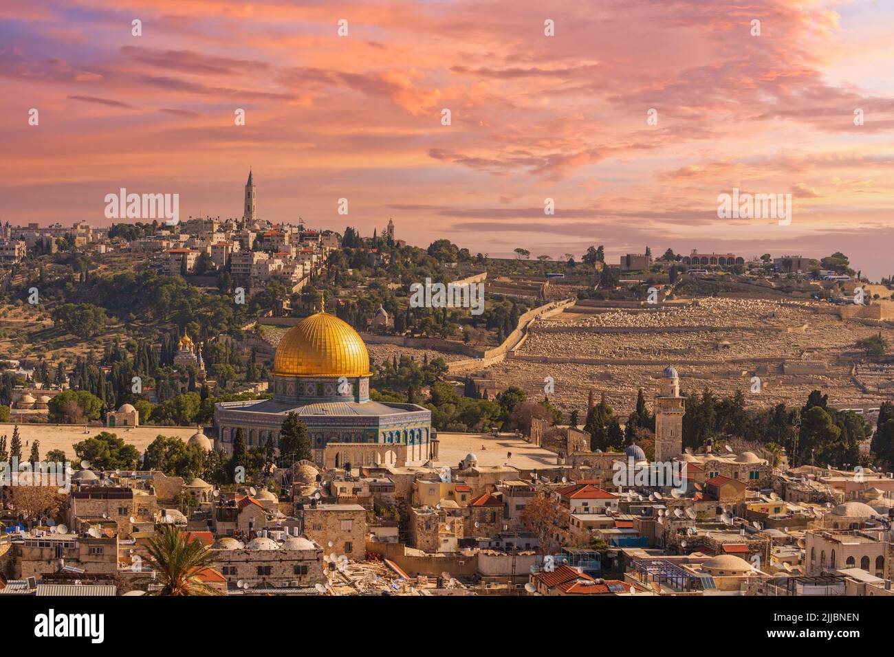 Blick auf den Sonnenuntergang von Jerusalem, dominiert von der goldenen Kuppel des Felsendoms Stockfoto