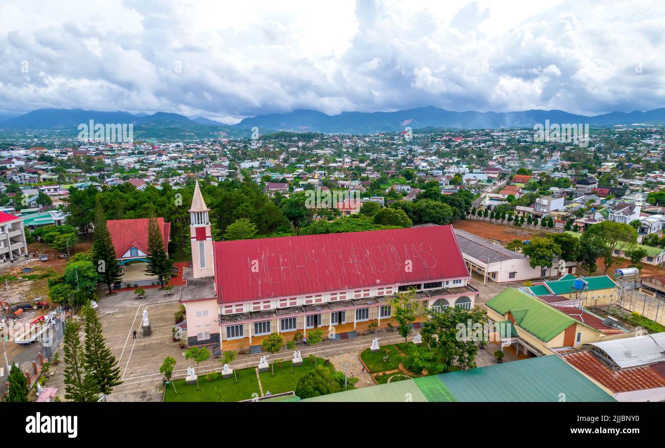 Tan Ha Pfarrkirche Bao Loc, Vietnam an einem sonnigen Sommernachmittag, ein Ort für Gemeindemitglieder, um zu beichten und für den Frieden für ihre Familie zu beten Stockfoto