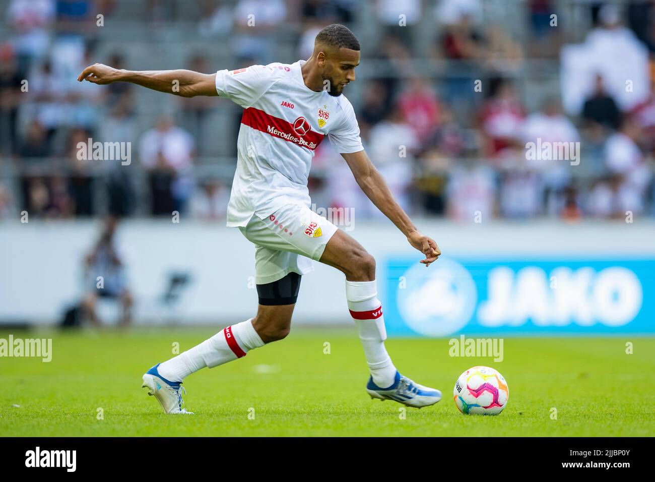 Stuttgart, Deutschland. 23.. Juli 2022. Fußball: Testspiele, VfB Stuttgart - FC Valencia in der Mercedes-Benz Arena. Stuttgarts Josha Vagnoman in Aktion. Kredit: Tom Weller/dpa - WICHTIGER HINWEIS: Gemäß den Anforderungen der DFL Deutsche Fußball Liga und des DFB Deutscher Fußball-Bund ist es untersagt, im Stadion und/oder vom Spiel aufgenommene Fotos in Form von Sequenzbildern und/oder videoähnlichen Fotoserien zu verwenden oder zu verwenden./dpa/Alamy Live News Stockfoto