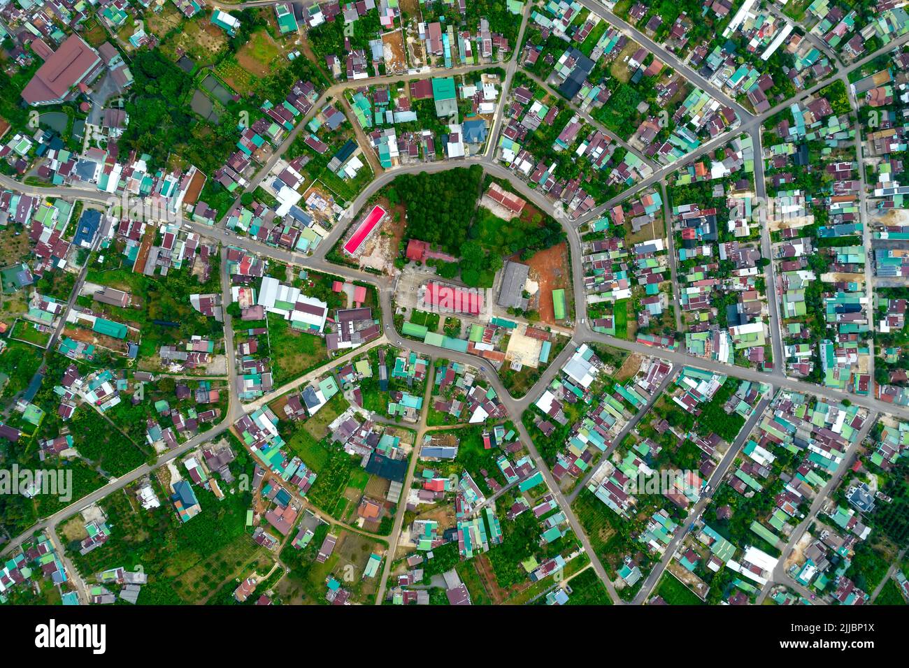 Wohngebiet in Bao Loc, Vietnam von oben gesehen, mit der Kirche und den Straßen, die wie ein abstrakter chinesischer Bagua geteilt sind Stockfoto