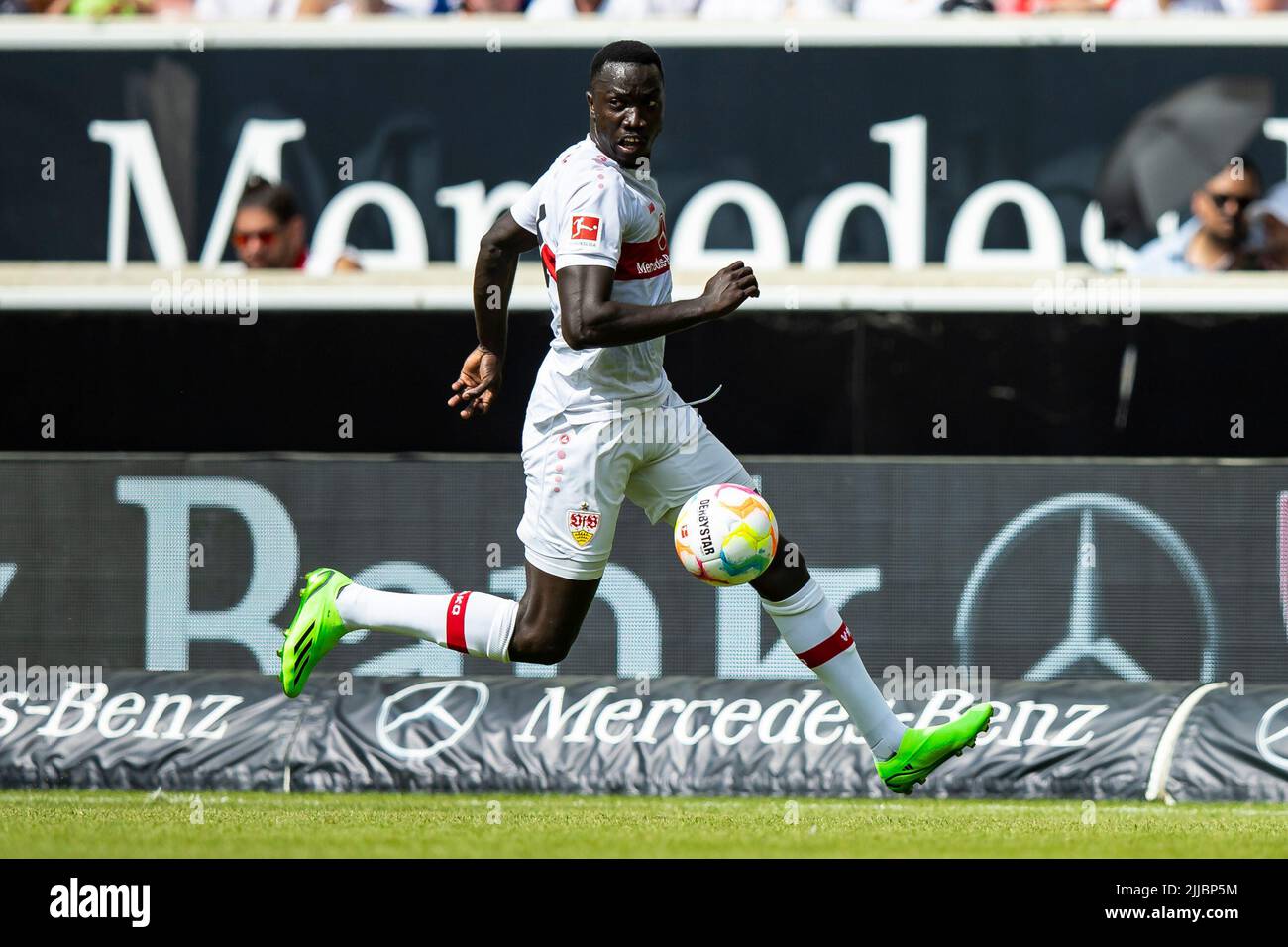 Stuttgart, Deutschland. 23.. Juli 2022. Fußball: Testspiele, VfB Stuttgart - FC Valencia in der Mercedes-Benz Arena. Stuttgarts Silas Katompa Mvumpa in Aktion. Kredit: Tom Weller/dpa - WICHTIGER HINWEIS: Gemäß den Anforderungen der DFL Deutsche Fußball Liga und des DFB Deutscher Fußball-Bund ist es untersagt, im Stadion und/oder vom Spiel aufgenommene Fotos in Form von Sequenzbildern und/oder videoähnlichen Fotoserien zu verwenden oder zu verwenden./dpa/Alamy Live News Stockfoto