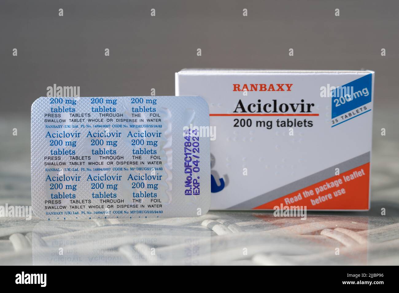 Aciclovir, ein antivirales Medikament, das hauptsächlich zur Behandlung des Herpes-Simplex-Virus, der Windpocken und der Gürtelrose verwendet wird Stockfoto