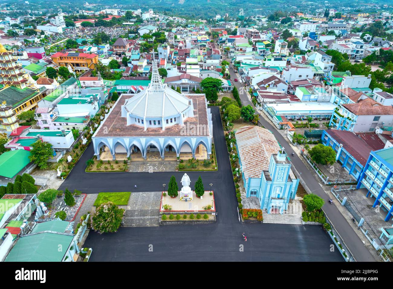 Luftaufnahme architektonisch außerhalb Bao Loc Kathedrale, Vietnam. Ein Ort, an dem Gemeindemitglieder zur Beichte kommen und für den Frieden für ihre Familien beten können Stockfoto