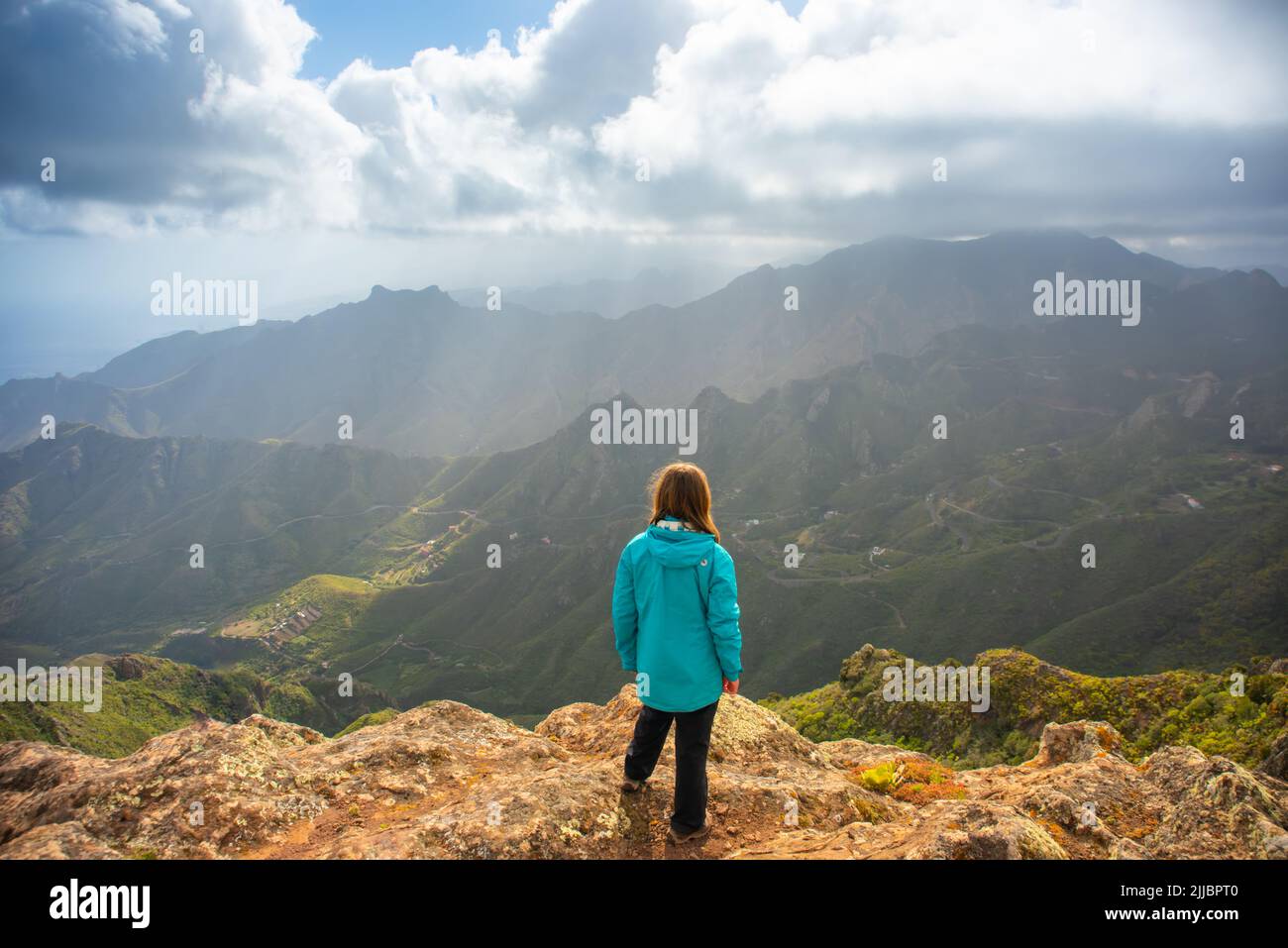 Sportliche Frau beim Wandern in den Bergen von Anaga Taganana Teneriffa, Resort auf der kanarischen Insel Stockfoto