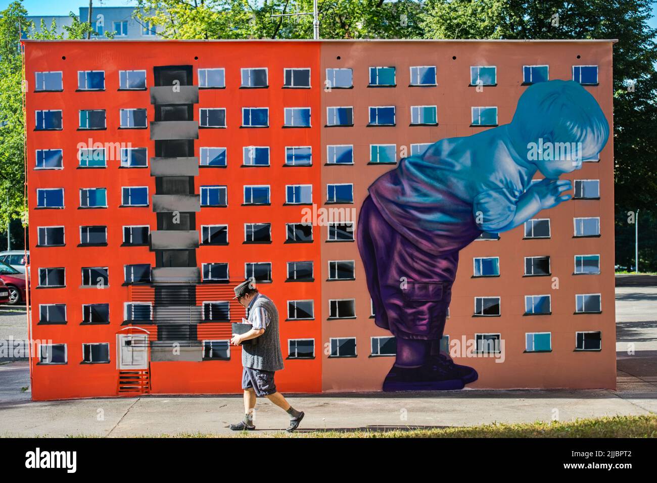 Brünn, Tschechische Republik. 25.. Juli 2022. Die Künstler Ales Vesely und Lukas Vesely malten am 25. Juli 2022 eine Wandmalerei auf einer Transformatorenstation im alten Liskovec-Viertel in Brünn, Tschechien. Quelle: Patrik Uhlir/CTK Photo/Alamy Live News Stockfoto