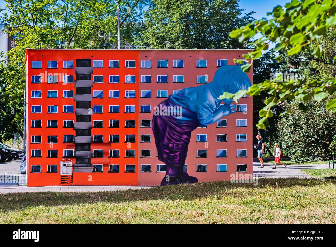 Brünn, Tschechische Republik. 25.. Juli 2022. Die Künstler Ales Vesely und Lukas Vesely malten am 25. Juli 2022 eine Wandmalerei auf einer Transformatorenstation im alten Liskovec-Viertel in Brünn, Tschechien. Quelle: Patrik Uhlir/CTK Photo/Alamy Live News Stockfoto