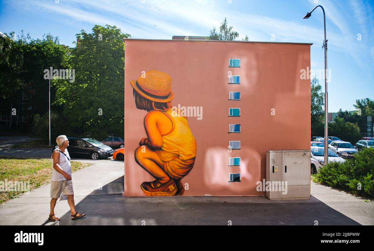 Brünn, Tschechische Republik. 25.. Juli 2022. Die Künstler Ales Vesely und Lukas Vesely malten am 25. Juli 2022 eine Wandmalerei auf einer Transformatorenstation im alten Liskovec-Viertel in Brünn, Tschechien. Quelle: Patrik Uhlir/CTK Photo/Alamy Live News Stockfoto