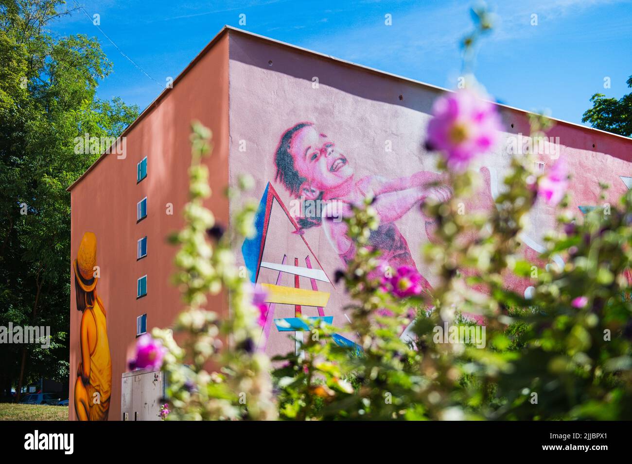 Brünn, Tschechische Republik. 25.. Juli 2022. Die Künstler Ales Vesely und Lukas Vesely malten am 25. Juli 2022 eine Wandmalerei auf einer Transformatorenstation im alten Liskovec-Viertel in Brünn, Tschechien. Quelle: Patrik Uhlir/CTK Photo/Alamy Live News Stockfoto