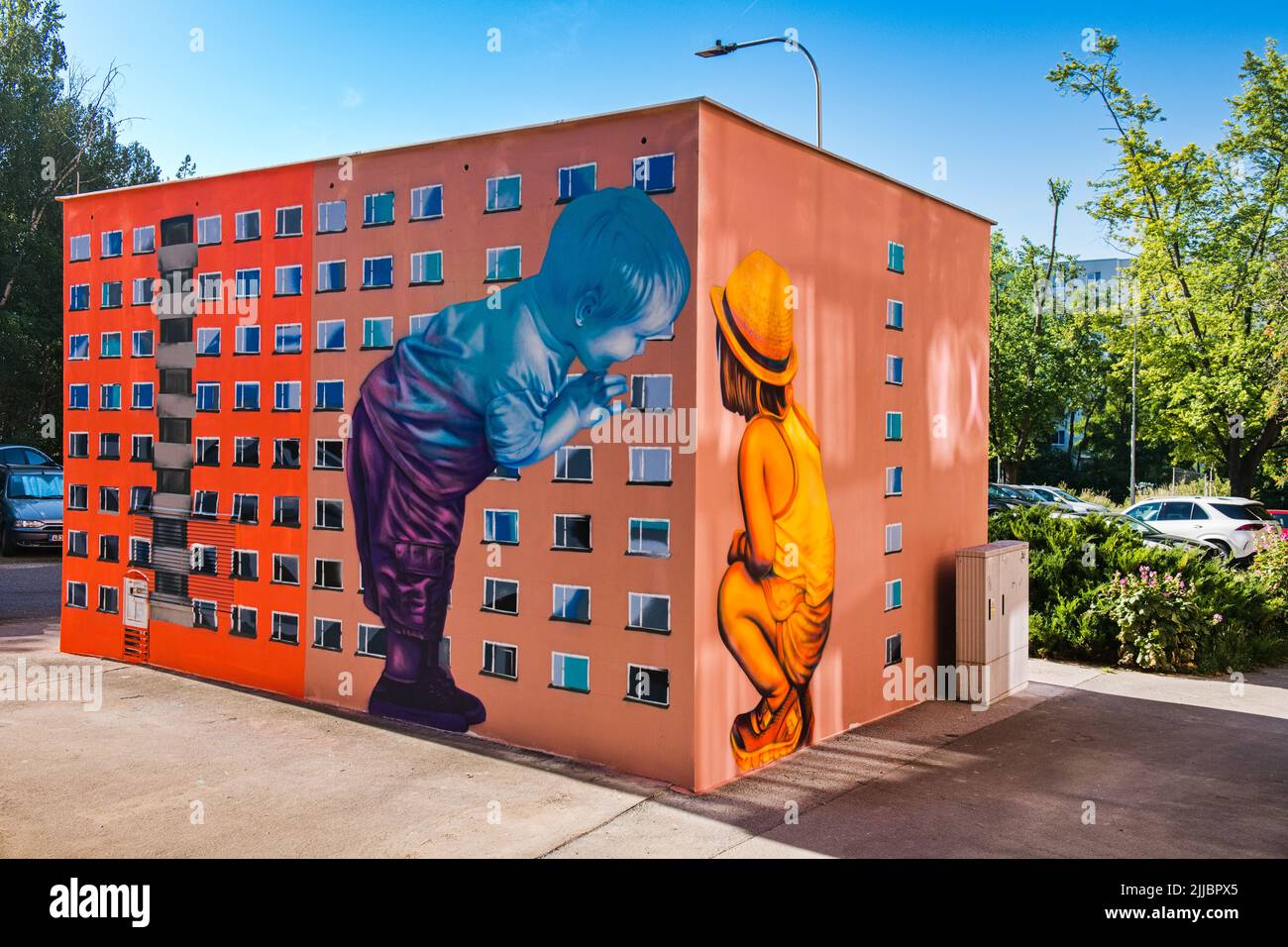 Brünn, Tschechische Republik. 25.. Juli 2022. Die Künstler Ales Vesely und Lukas Vesely malten am 25. Juli 2022 eine Wandmalerei auf einer Transformatorenstation im alten Liskovec-Viertel in Brünn, Tschechien. Quelle: Patrik Uhlir/CTK Photo/Alamy Live News Stockfoto