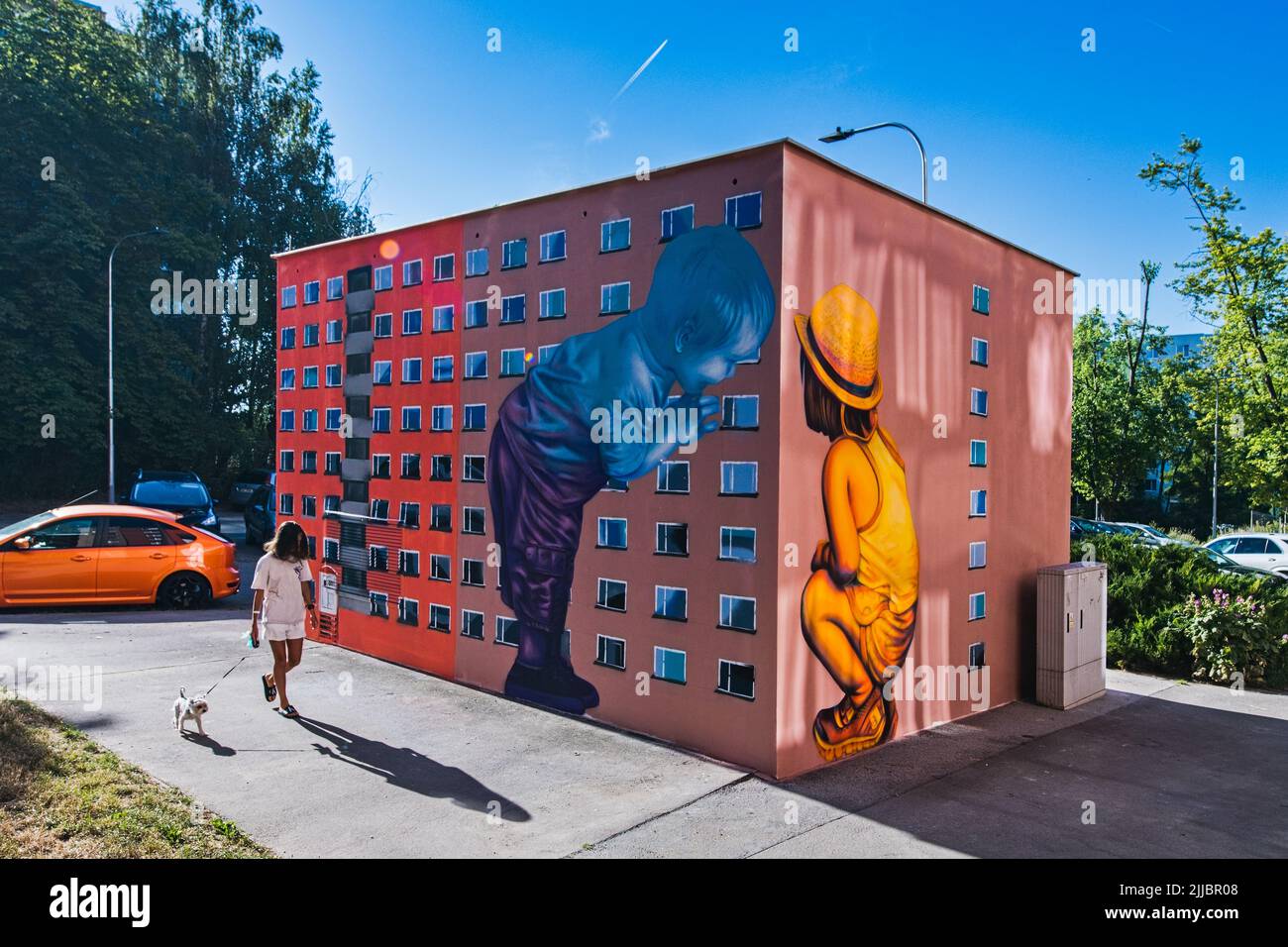 Brünn, Tschechische Republik. 25.. Juli 2022. Die Künstler Ales Vesely und Lukas Vesely malten am 25. Juli 2022 eine Wandmalerei auf einer Transformatorenstation im alten Liskovec-Viertel in Brünn, Tschechien. Quelle: Patrik Uhlir/CTK Photo/Alamy Live News Stockfoto