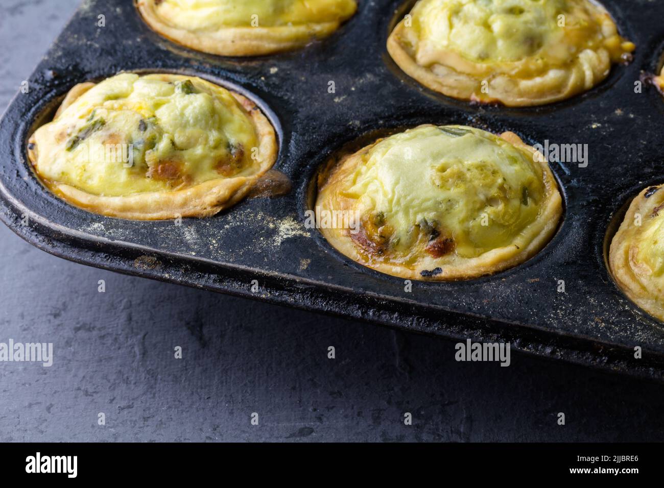 Mini-Quiche-Torten im Backblech - kleine herzhafte Kuchen Stockfoto