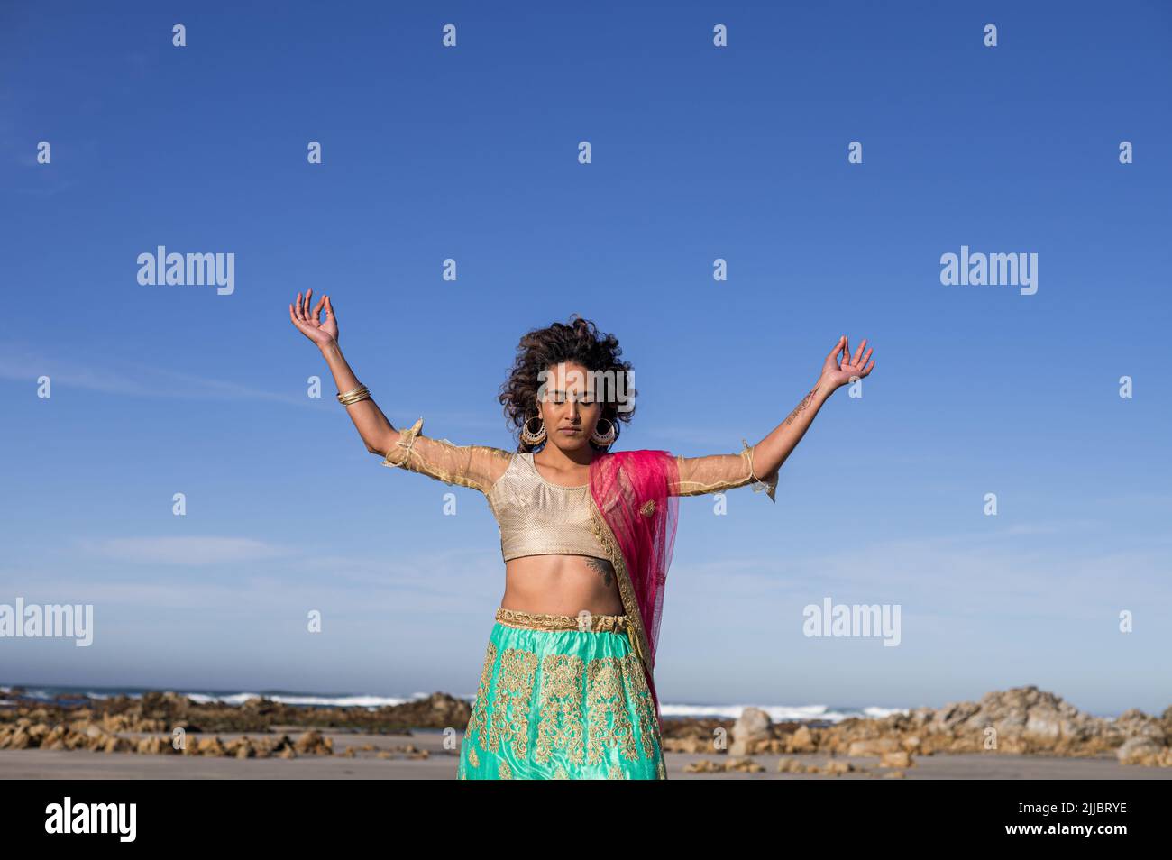 Frau in traditioneller Kleidung meditiert Stockfoto