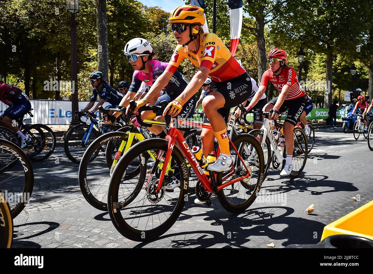 Paris, Frankreich, Frankreich. 24.. Juli 2022. Joscelin LOWDEN (Großbritannien.) vom Team UNO-X pro CYCLING TEAM während der Tour de France Femmes avec Zwift, Radrennen Etappe 1, Paris Tour Eiffel bis Champs-Elysees (81, 7 km) am 24. Juli 2022 in Paris, Frankreich. (Bild: © Matthieu Mirville/ZUMA Press Wire) Stockfoto