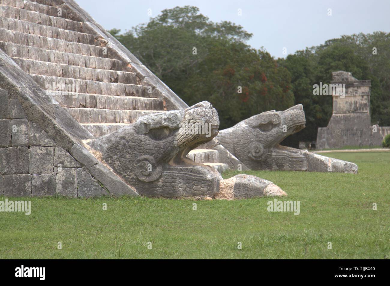 Die jaguar Kopfschnitzereien am Fuß der Chichen Itza Pyramide in Mexiko Stockfoto