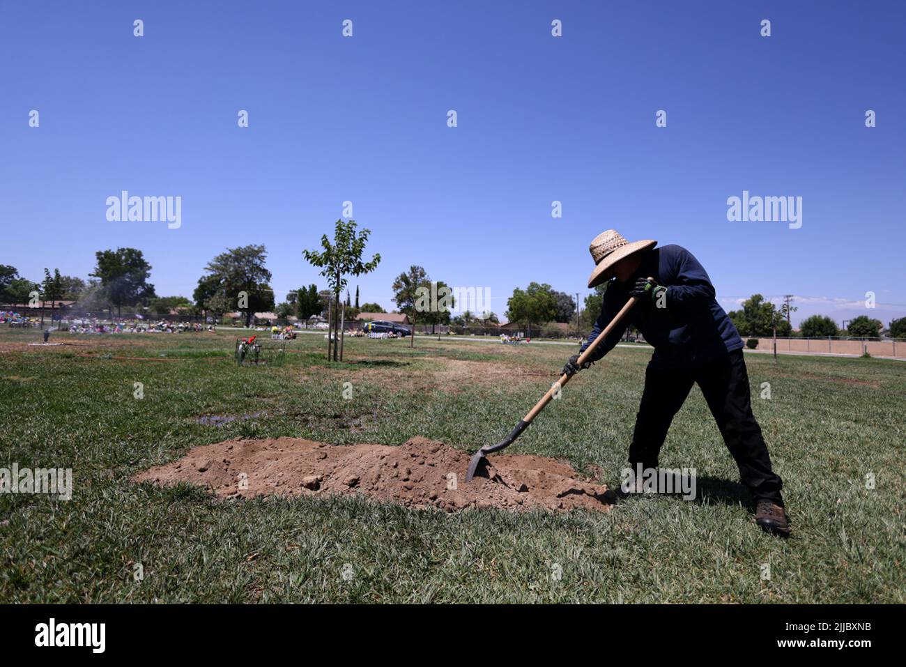 Das Grab von Gerardo Avila ist auf dem Perris Valley Cemetery in Perris, Kalifornien, USA, 12. Juli 2022 zu sehen. REUTERS/Lucy Nicholson Stockfoto