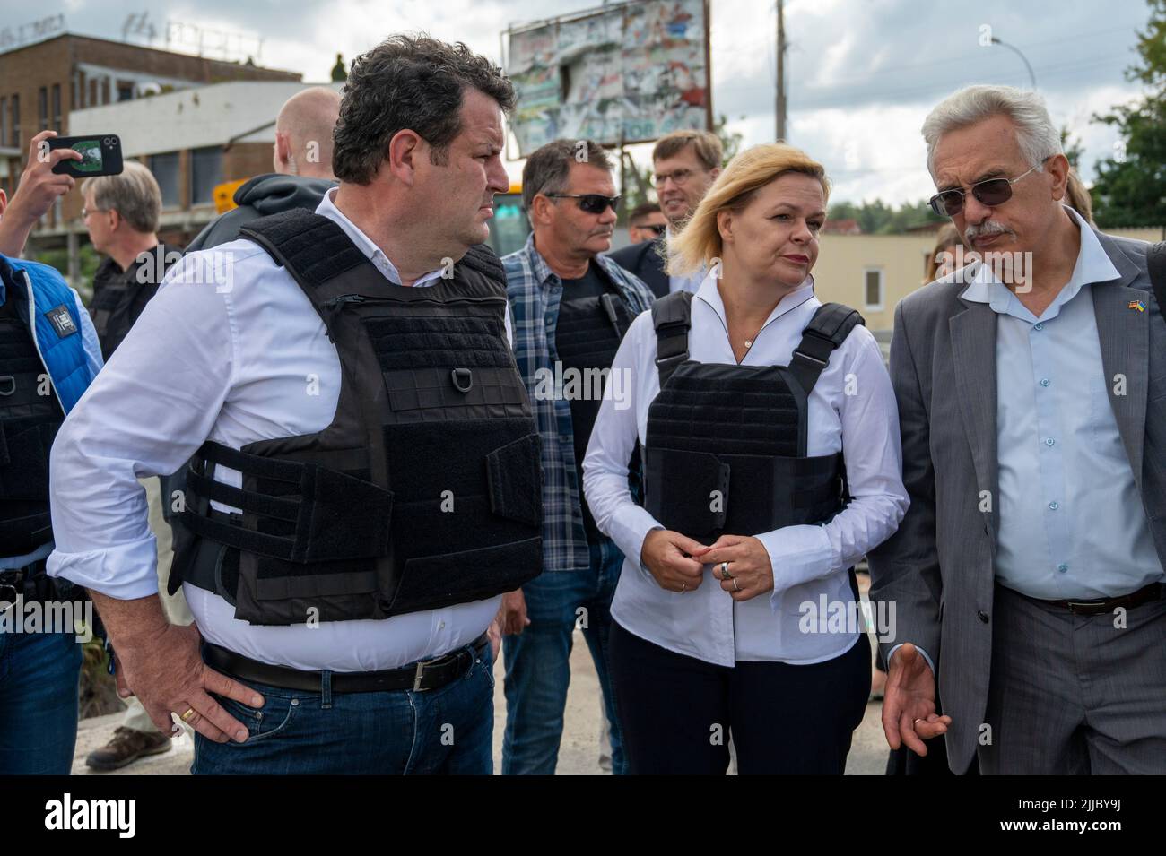 Irpin, Ukraine. 25.. Juli 2022. Nancy Faeser (SPD, M), Bundesministerin für Inneres und Inneres, und Hubertus Heil (SPD, l), Bundesminister für Arbeit und Soziales, sprechen mit einer Übersetzerin. Quelle: Christophe Gateau/dpa/Alamy Live News Stockfoto