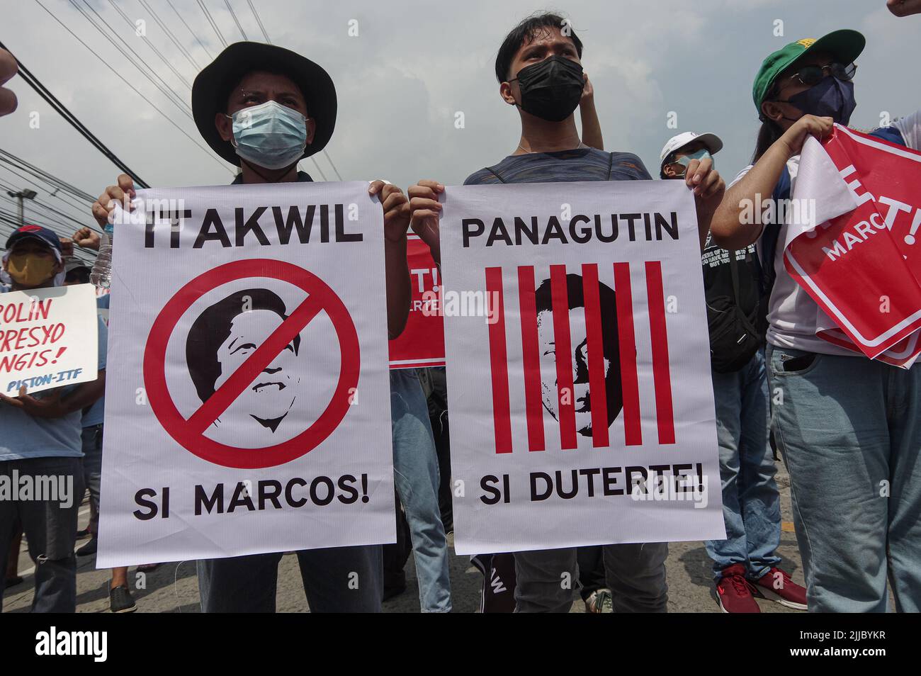 Verschiedene progressive Gruppen und Organisationen marschieren am Montag, den 25. Juli 2022, entlang der Commonwealth Avenue in Richtung Batasan Road in Quezon City, um ihre Kämpfe mit den aktuellen Problemen im Land, einschließlich der anhaltenden Pandemie und Wirtschaftskrise, als Präsident Ferdinand „Bongbong“ Marcos, zu verstärken. Jr. wird heute seine erste State of the Nation Address (SONA) halten. Der massive Protest mit dem Namen People’s SONA (PSONA) findet im ganzen Land und in mehreren Teilen der Welt statt, darunter die USA, Kanada und Australien. (Foto von Larry Monserate Piojo/Sipa USA) Stockfoto