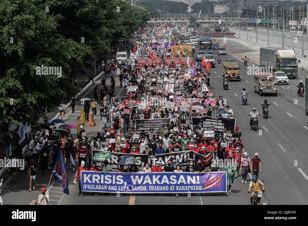 Verschiedene progressive Gruppen und Organisationen marschieren am Montag, den 25. Juli 2022, entlang der Commonwealth Avenue in Richtung Batasan Road in Quezon City, um ihre Kämpfe mit den aktuellen Problemen im Land, einschließlich der anhaltenden Pandemie und Wirtschaftskrise, als Präsident Ferdinand „Bongbong“ Marcos, zu verstärken. Jr. wird heute seine erste State of the Nation Address (SONA) halten. Der massive Protest mit dem Namen People’s SONA (PSONA) findet im ganzen Land und in mehreren Teilen der Welt statt, darunter die USA, Kanada und Australien. (Foto von Larry Monserate Piojo/Sipa USA) Stockfoto