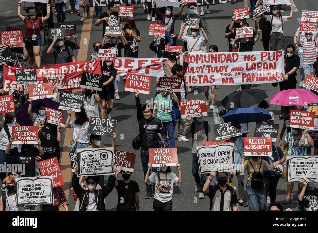 Verschiedene progressive Gruppen und Organisationen marschieren am Montag, den 25. Juli 2022, entlang der Commonwealth Avenue in Richtung Batasan Road in Quezon City, um ihre Kämpfe mit den aktuellen Problemen im Land, einschließlich der anhaltenden Pandemie und Wirtschaftskrise, als Präsident Ferdinand „Bongbong“ Marcos, zu verstärken. Jr. wird heute seine erste State of the Nation Address (SONA) halten. Der massive Protest mit dem Namen People’s SONA (PSONA) findet im ganzen Land und in mehreren Teilen der Welt statt, darunter die USA, Kanada und Australien. (Foto von Larry Monserate Piojo/Sipa USA) Stockfoto