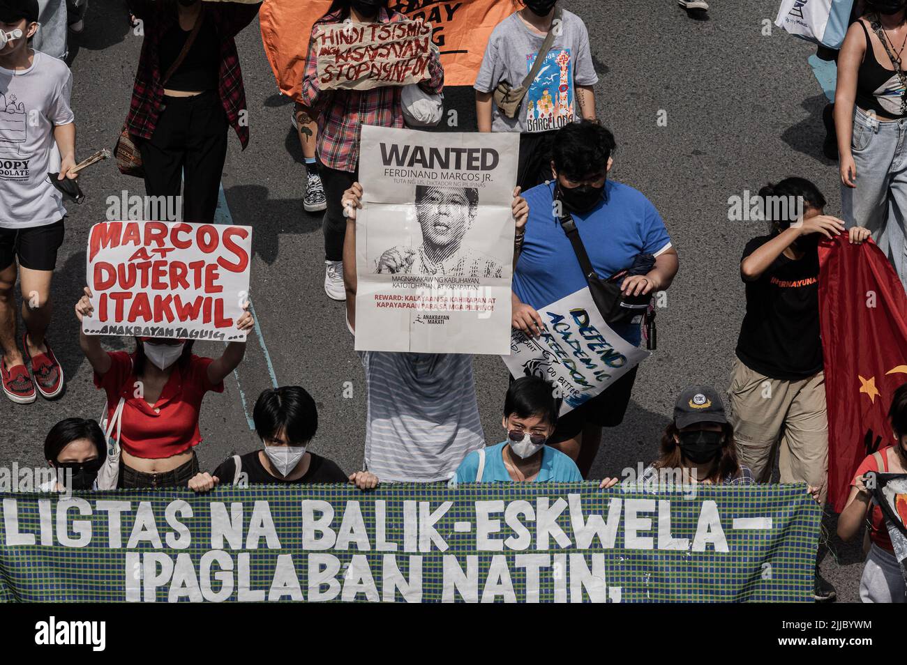 Verschiedene progressive Gruppen und Organisationen marschieren am Montag, den 25. Juli 2022, entlang der Commonwealth Avenue in Richtung Batasan Road in Quezon City, um ihre Kämpfe mit den aktuellen Problemen im Land, einschließlich der anhaltenden Pandemie und Wirtschaftskrise, als Präsident Ferdinand „Bongbong“ Marcos, zu verstärken. Jr. wird heute seine erste State of the Nation Address (SONA) halten. Der massive Protest mit dem Namen People's SONA (PSONA) findet im ganzen Land und in mehreren Teilen der Welt statt, einschließlich der USA, Kanada und Australien. (Foto von Larry Monserate Piojo/Sipa USA) Stockfoto