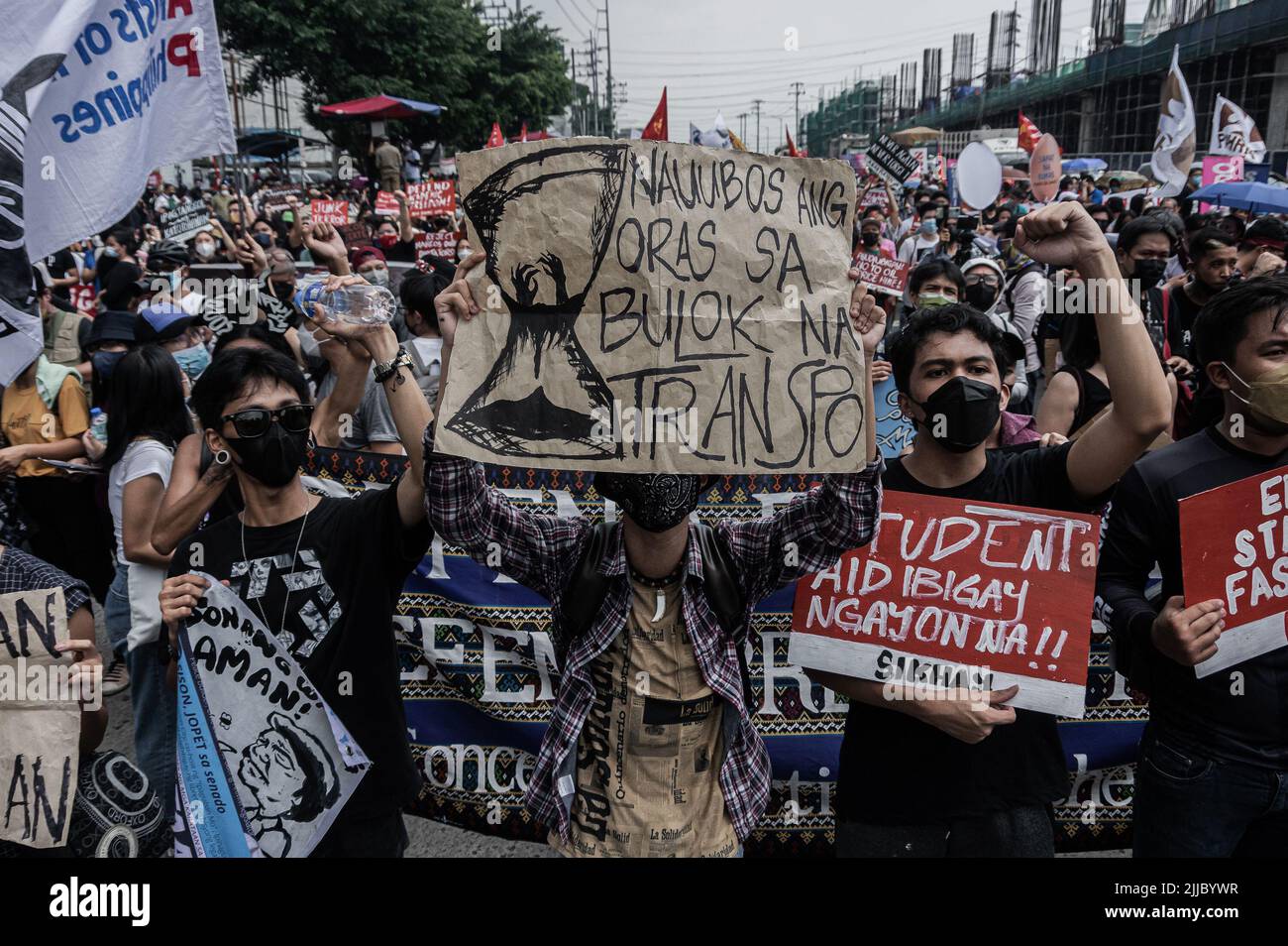 Verschiedene progressive Gruppen und Organisationen versammeln sich am Montag, den 25. Juli 2022, an der Commonwealth Avenue in der Nähe von Tandand Sora in Quezon City, um ihre Kämpfe mit den aktuellen Problemen im Land, einschließlich der anhaltenden Pandemie und Wirtschaftskrise, als Präsident Ferdinand „Bongbong“ Marcos, zu verstärken. Jr. wird heute seine erste State of the Nation Address (SONA) halten. Der massive Protest mit dem Namen People's SONA (PSONA) findet im ganzen Land und in mehreren Teilen der Welt statt, einschließlich der USA, Kanada und Australien. (Foto von Larry Monserate Piojo/Sipa USA) Stockfoto