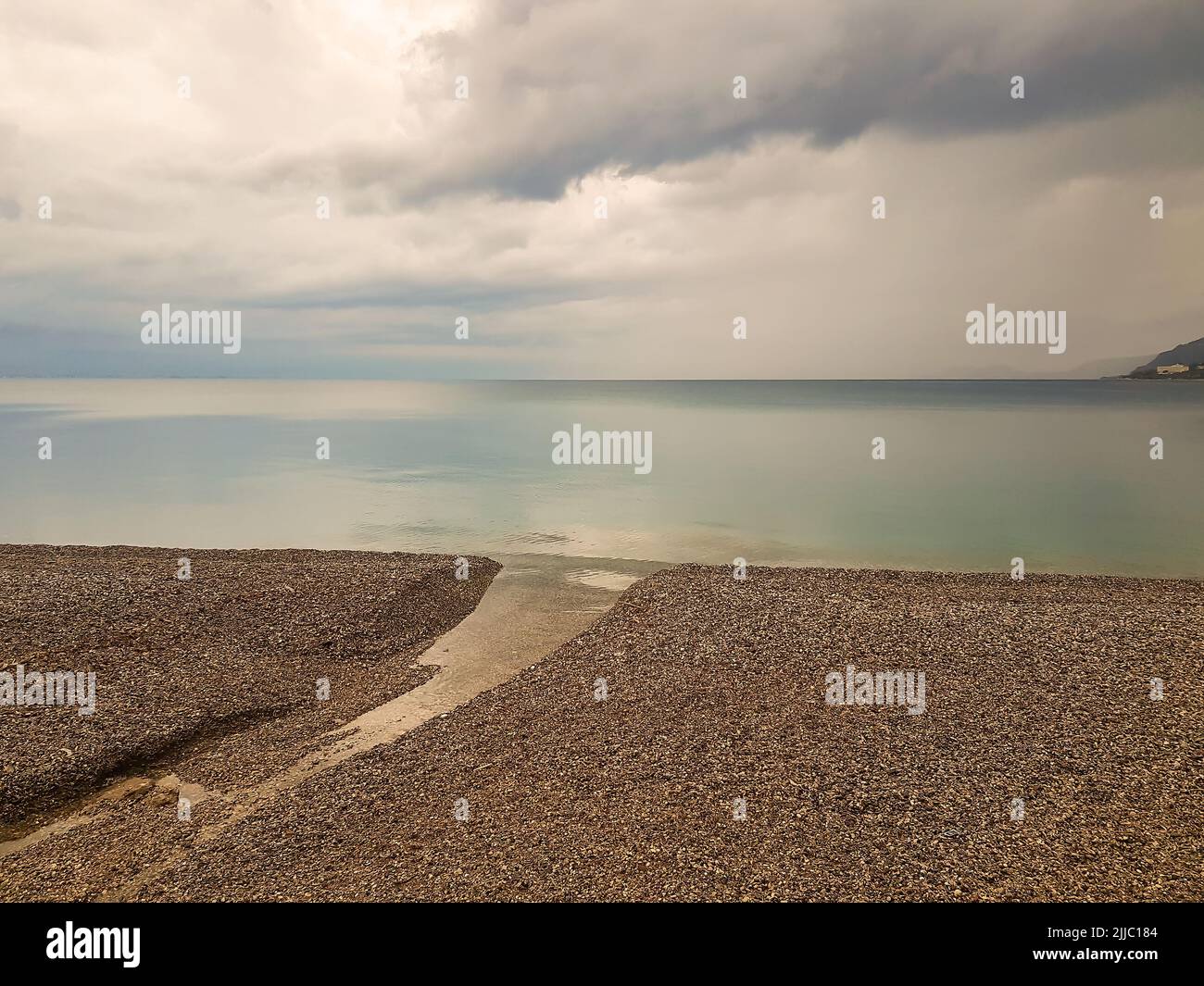 Loutraki Strand in Griechenland mit einem seltenen Phänomen des Sandes. Stockfoto