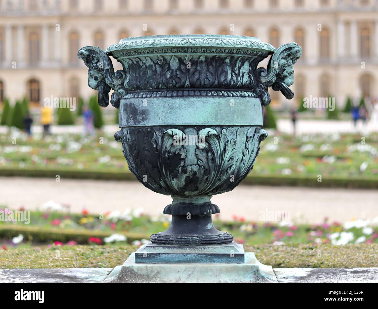 VERSAILLES / FRANKREICH - 16. Juni 2019: Bronzevase im antiken Stil in den Schlossgärten von Versailles Stockfoto