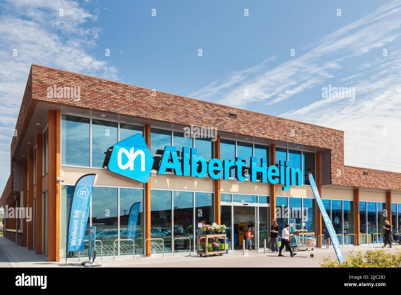 Almere, Niederlande - 14. Juli 2022: Neuer holländischer Albert Heijn Supermarkt in Almere, Niederlande Stockfoto