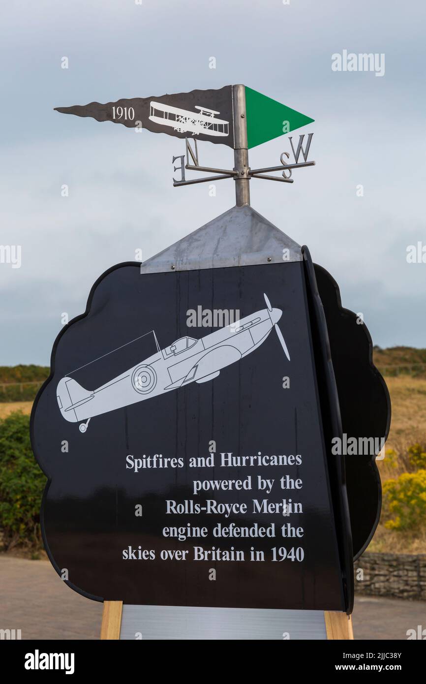 Charles Rolls Memorial Skulptur, enthüllt am 12.. Juli 2022, in Hengistbury Head, Dorset UK - dreiseitige Pyramide aus Edelstahl Stockfoto