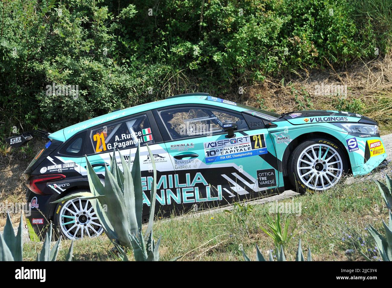 Der Fahrer Antonio Rusce und seine Beifahrerin Giulia Paganoni an Bord ihres Hyundai i20 N Rally 2 Autos, während der Santopadre - Fontana Liri Etappe der 1 Stockfoto