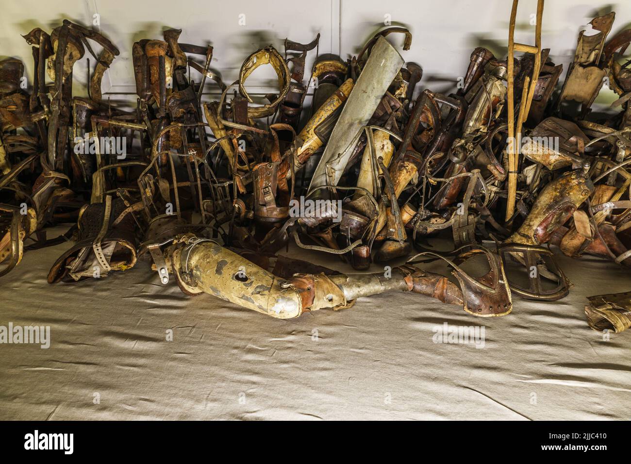 Beinprothesen im Konzentrationslager Auschwitz-Birkenau. Oswiecim, Polen, 17. Juli 2022 Stockfoto