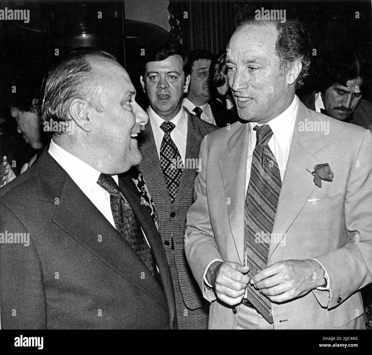 Der neuseeländische Premierminister Robert Muldoon und der kanadische Premierminister Pierre Trudeau bei einem Empfang im New Zealand House in London am Freitag, den 10. Juni 1977. Muldoon & Trudeau besuchten London, um an der Commonwealth Leaders Conference teilzunehmen, bei der sich Führungskräfte aus 35 Ländern im Lancaster House in London trafen. Kredit: Rob Taggart/Alamy Stockfoto