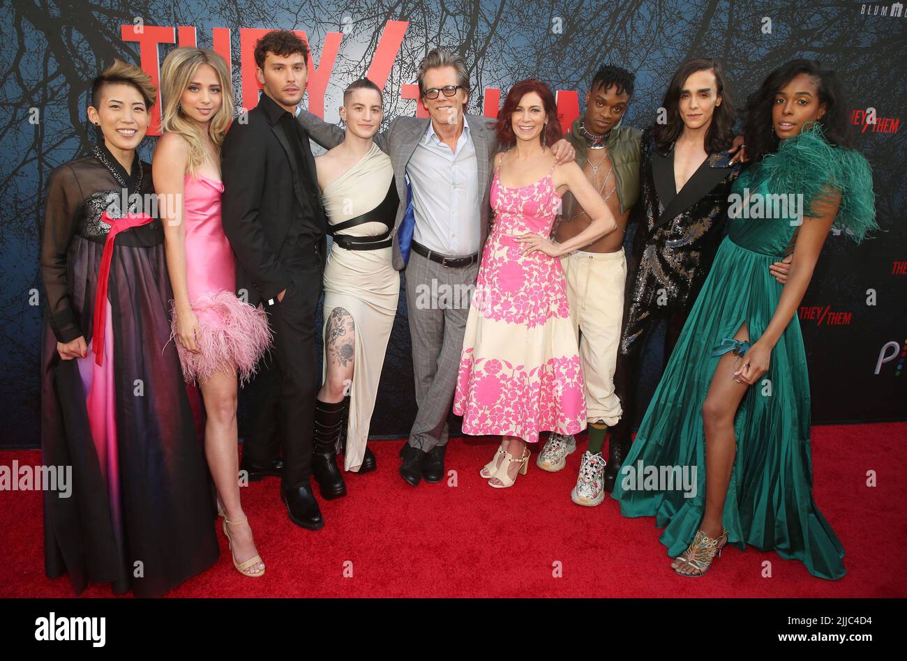 Los Angeles, Ca. 24.. Juli 2022. Monique Kim, Anna Lore, Cooper Koch, Theo Germaine, Kevin Bacon, Carrie Preston, Austin Crute, Darwin Del Fabro, Quei Tann. Beim Outfest Los Angeles LGBTQ Film Festival 2022, der am 24. Juli 2022 die Weltpremiere „they/them“ im Ace Hotel in Los Angeles, Kalifornien, feierte. Quelle: Saye Sadou/Media Punch/Alamy Live News Stockfoto