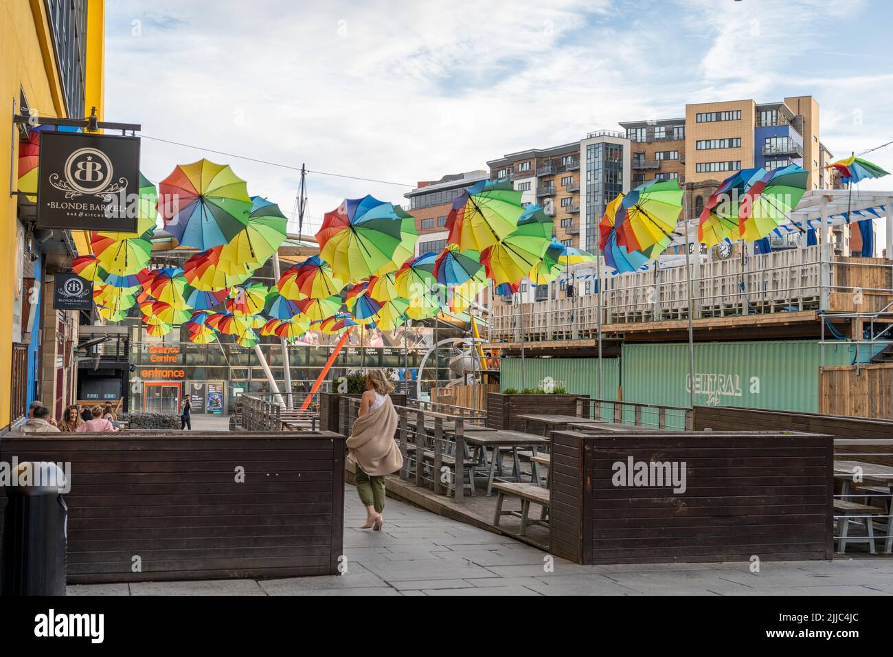 Farbenfrohe Regenschirme schmücken die Bars am Times Square in der Stadt Newcastle upon Tyne zur Feier des britischen Pride. Stockfoto