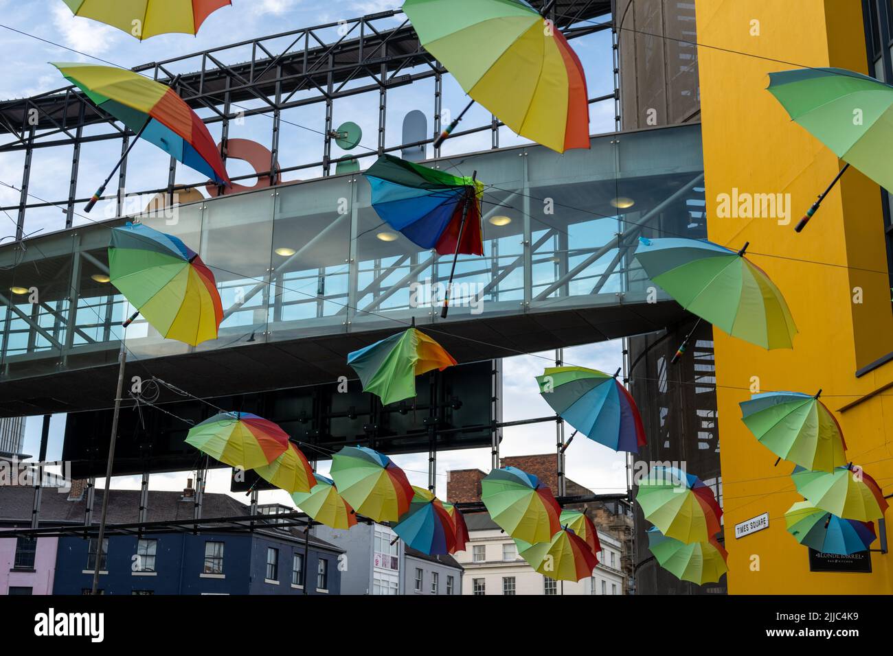 Farbenfrohe Regenschirme schmücken die Bars am Times Square in der Stadt Newcastle upon Tyne zur Feier des britischen Pride. Stockfoto
