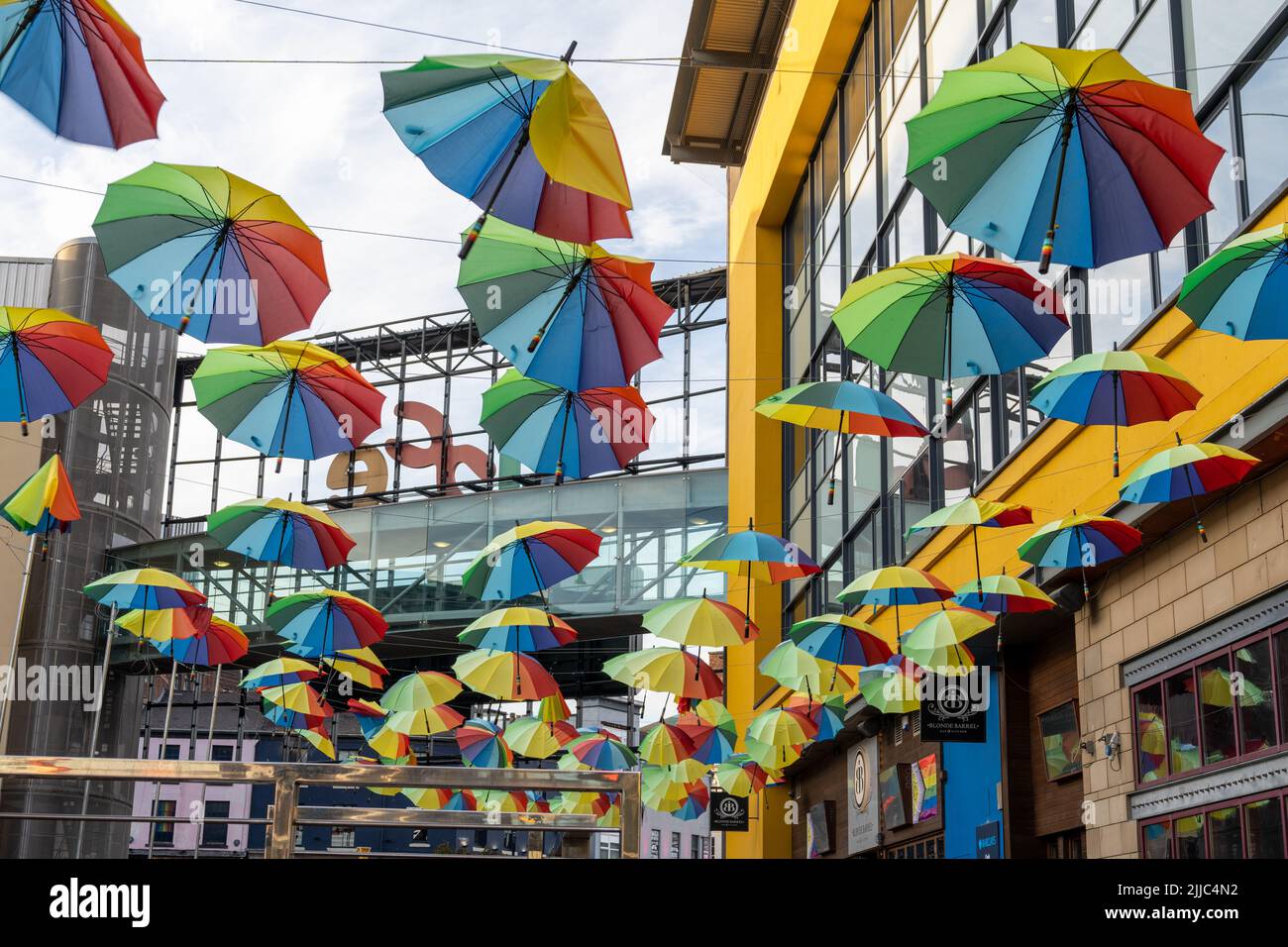 Farbenfrohe Regenschirme schmücken die Bars am Times Square in der Stadt Newcastle upon Tyne zur Feier des britischen Pride. Stockfoto