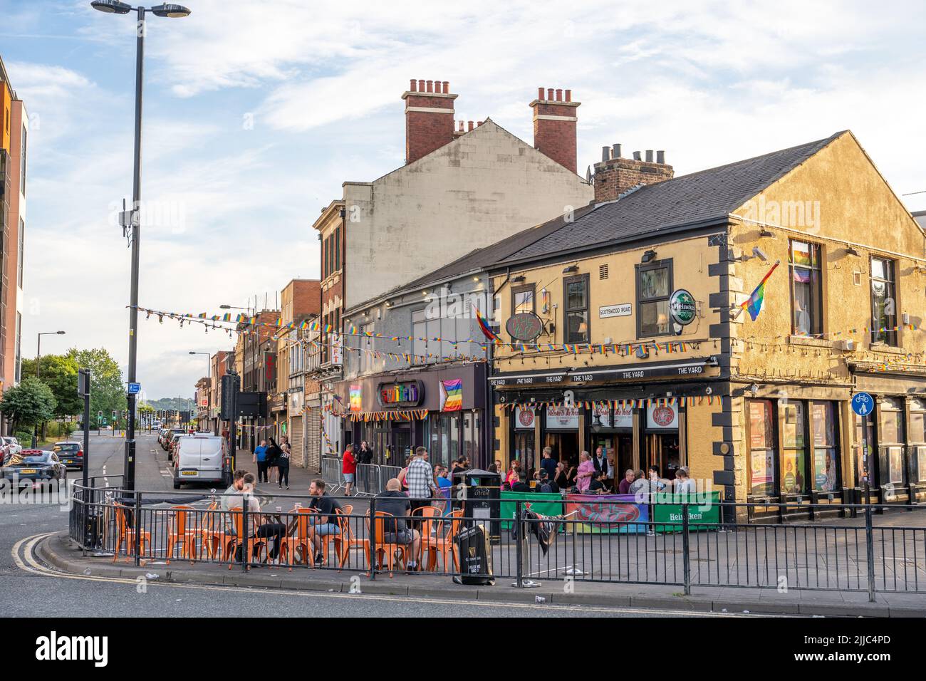 The Yard and Switch Bars in der Stadt Newcastle upon Tyne, Großbritannien, dekoriert mit Regenbogenfahnen für UK Pride. Stockfoto